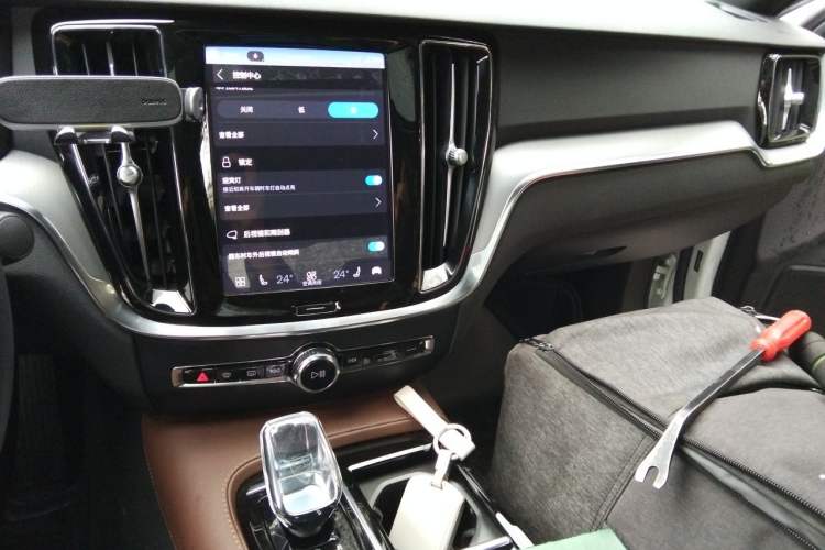 Used Volvo S60 New Energy 2023 T8 All-Wheel Drive Long-Range Zhiyi Luxury Edition Audio And AC Panel