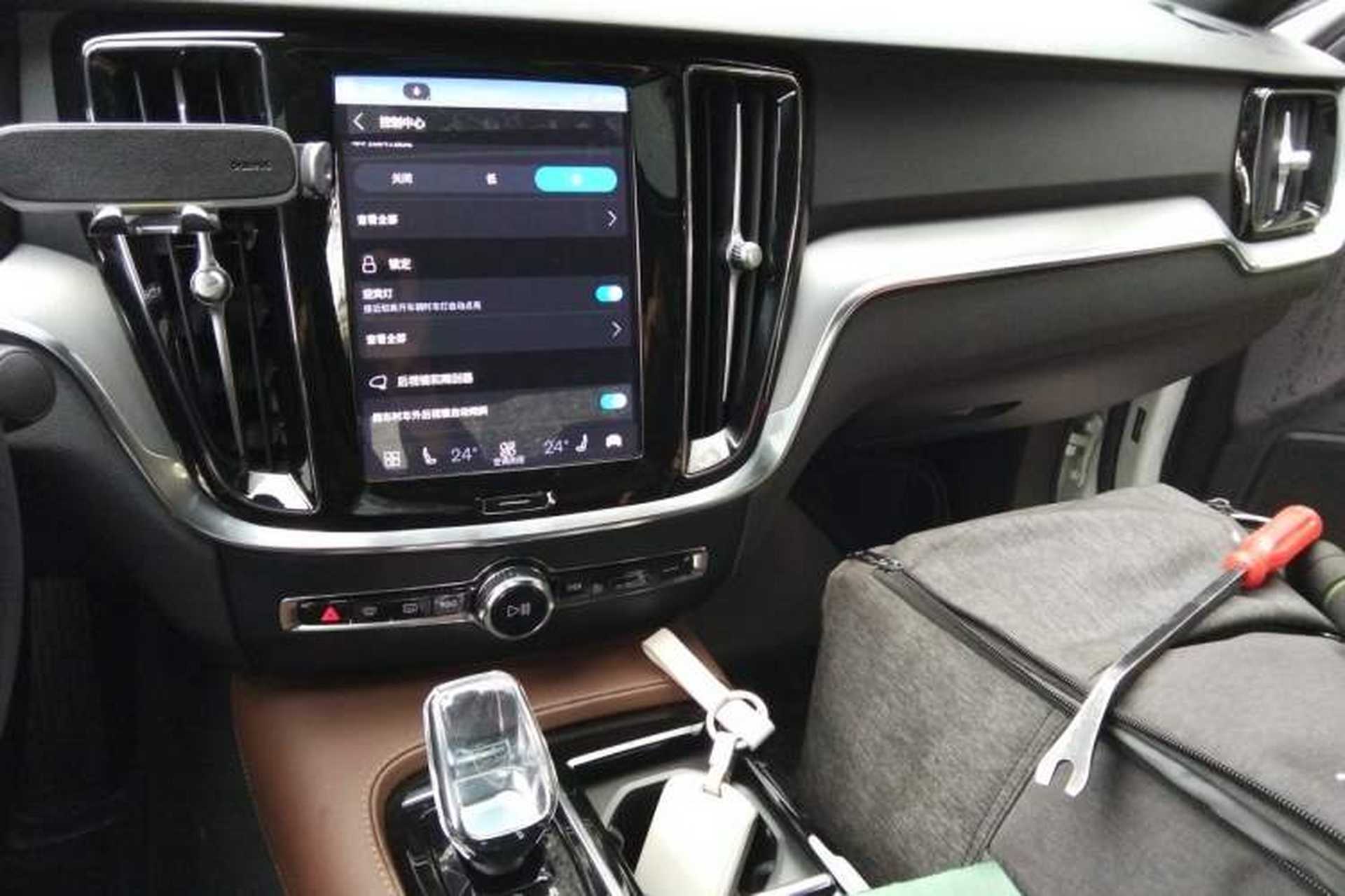 Used Volvo S60 New Energy 2023 T8 All-Wheel Drive Long-Range Zhiyi Luxury Edition Audio And AC Panel