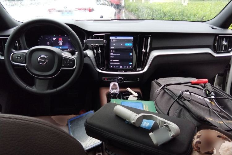 Used Volvo S60 New Energy 2023 T8 All-Wheel Drive Long-Range Zhiyi Luxury Edition Center Console