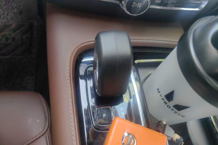 Used Volvo S60 New Energy 2023 T8 All-Wheel Drive Long-Range Zhiyi Luxury Edition Gear Lever