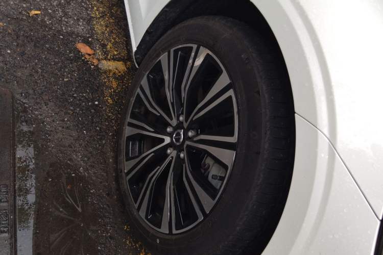Used Volvo S60 New Energy 2023 T8 All-Wheel Drive Long-Range Zhiyi Luxury Edition Right Front Wheel Hub