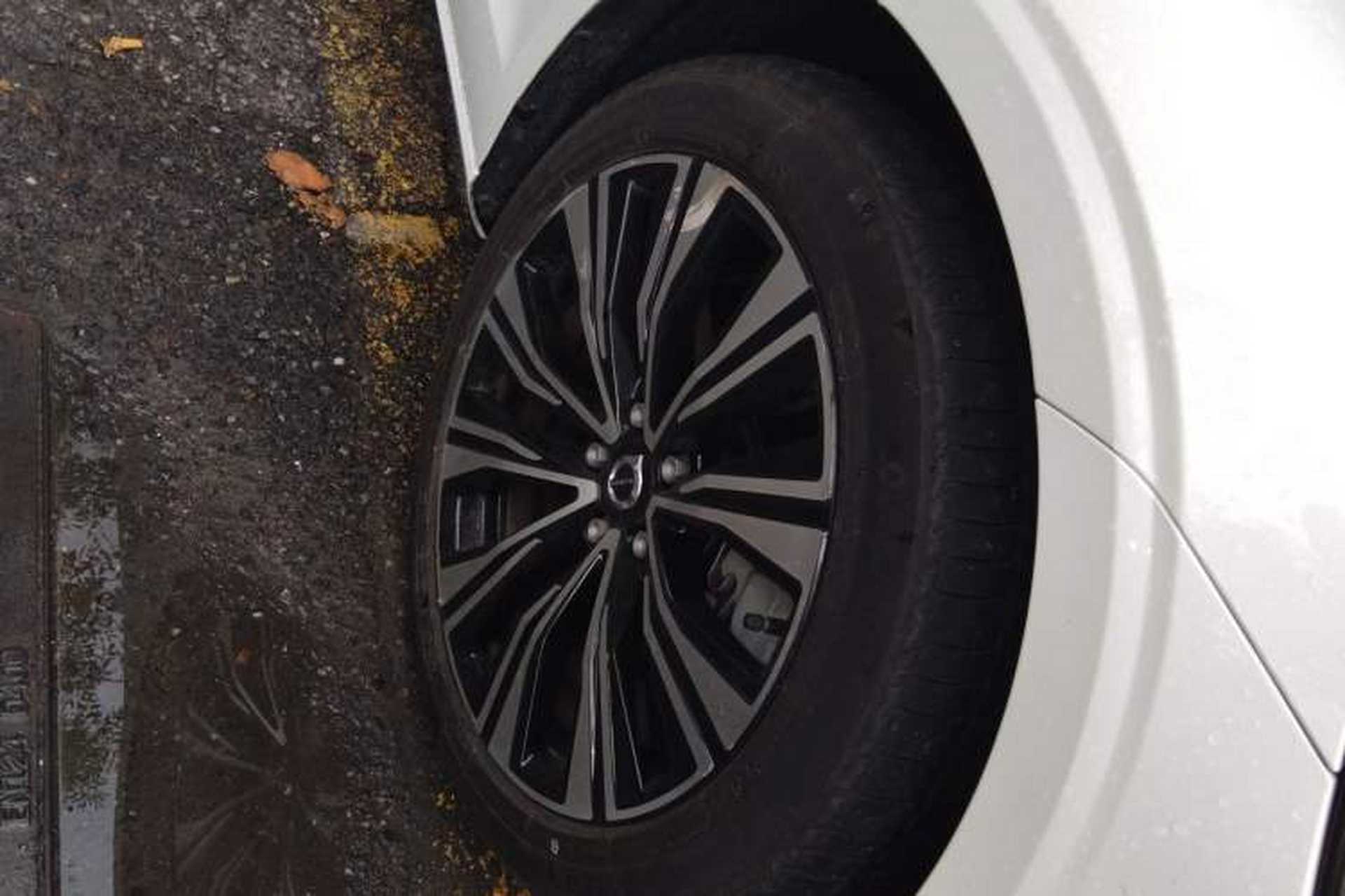 Used Volvo S60 New Energy 2023 T8 All-Wheel Drive Long-Range Zhiyi Luxury Edition Right Front Wheel Hub