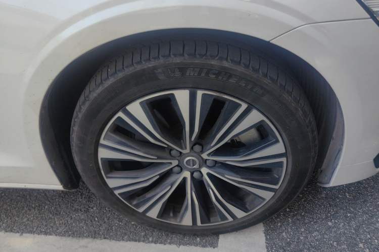 Used Volvo S60 New Energy 2023 T8 All-Wheel Drive Long-Range Zhiyi Luxury Edition Right Front Wheel Hub