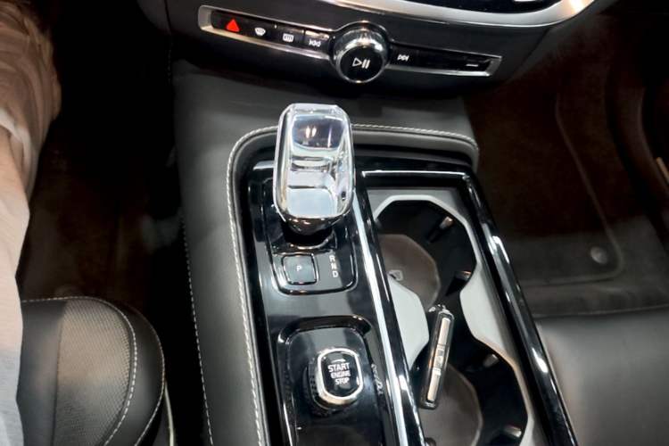 Used Volvo S60 New Energy 2024 T8 All-Wheel Drive Long-Range Luxury Midnight Black Edition Gear Lever