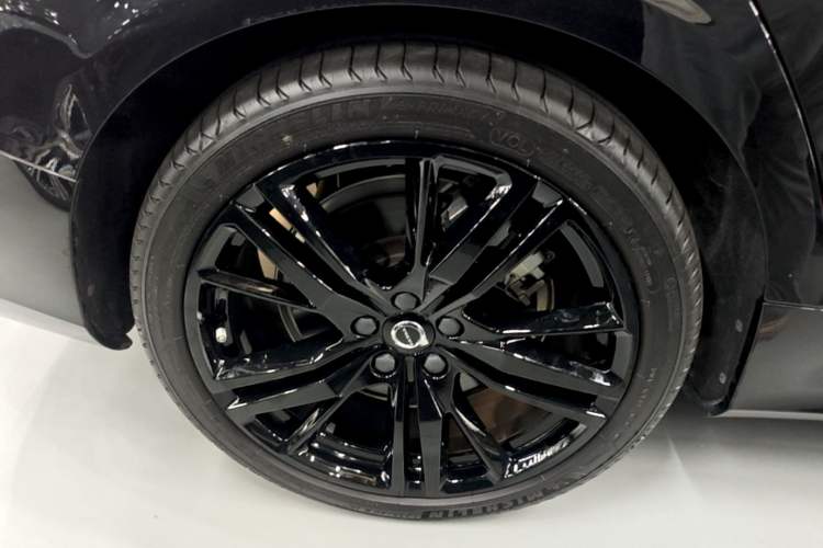 Used Volvo S60 New Energy 2024 T8 All-Wheel Drive Long-Range Luxury Midnight Black Edition Right Rear Wheel Hub