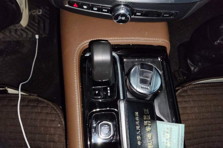 Used Volvo S60 New Energy 2024 T8 All-Wheel Drive Long-Range Zhiyi Luxury Edition Gear Lever