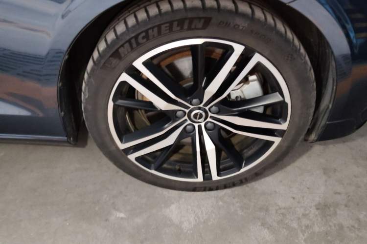Used Volvo S60 New Energy 2024 T8 All-Wheel Drive Long-Range Zhiyi Luxury Edition Right Front Wheel Hub