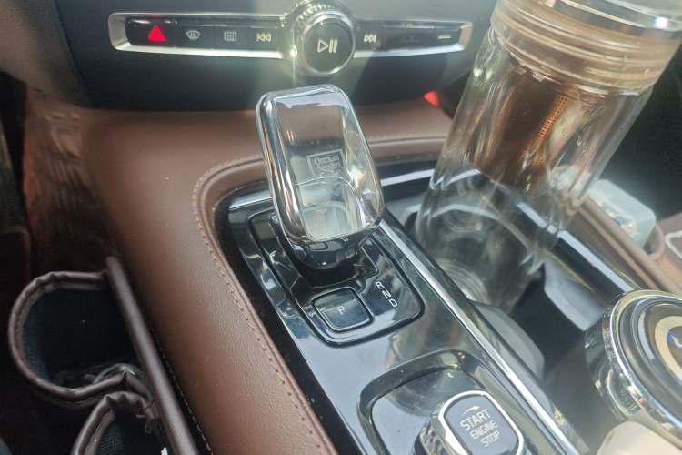 Used Volvo S60 New Energy 2024 T8 All-Wheel Drive Long-Range Zhiyi Luxury Edition Gear Lever