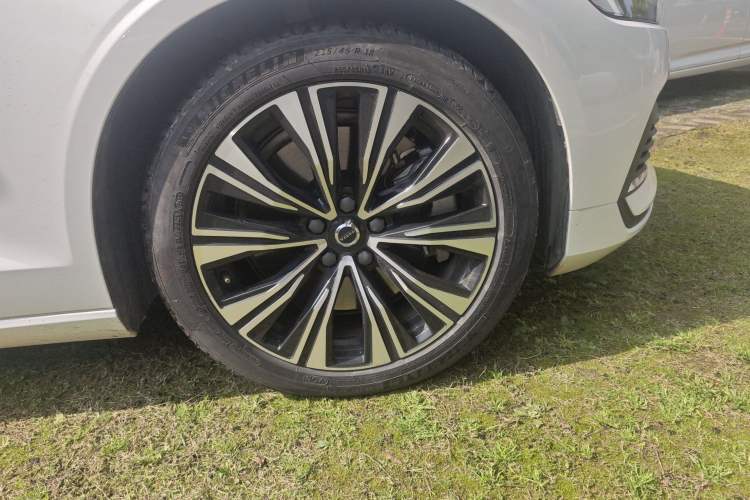 Used Volvo S60 New Energy 2024 T8 All-Wheel Drive Long-Range Zhiyi Luxury Edition Right Front Wheel Hub