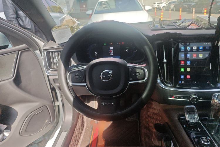 Used Volvo S60 New Energy 2024 T8 All-Wheel Drive Long-Range Zhiyi Luxury Edition Steering Wheel