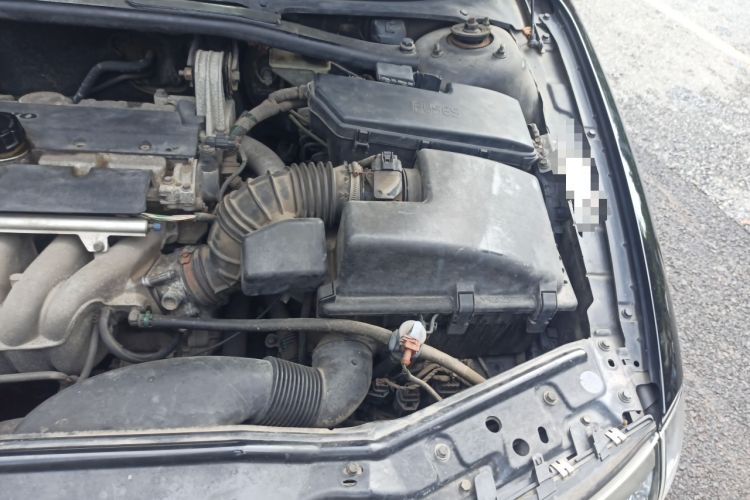 Used Volvo S80 2004 2.4 Engine Bay Left