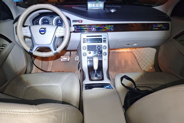 Used Volvo S80L 2009 2.5T ZhiZun Edition Center Console