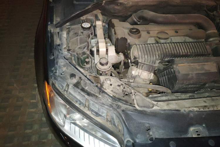 Used Volvo S80L 2009 2.5T ZhiZun Edition Engine Bay Right