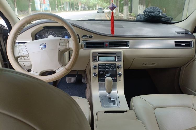 Used Volvo S80L 2009 2.5T Zhiya Edition Center Console