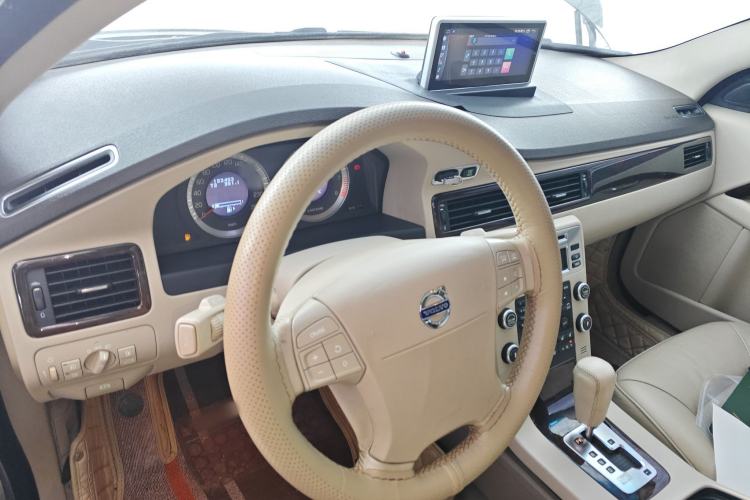 Used Volvo S80L 2009 2.5T ZhiZun Edition Center Console