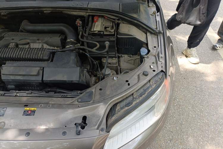 Used Volvo S80L 2009 2.5T Zhiya Edition Engine Bay Left