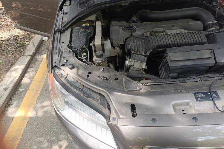 Used Volvo S80L 2009 2.5T Zhiya Edition Engine Bay Right