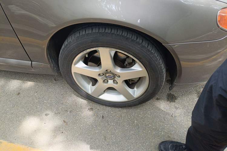 Used Volvo S80L 2009 2.5T Zhiya Edition Right Front Wheel Hub