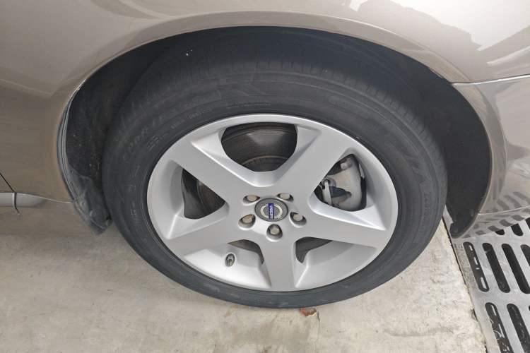 Used Volvo S80L 2009 2.5T ZhiZun Edition Right Front Wheel Hub