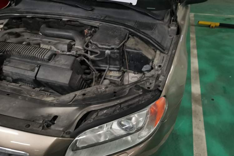 Used Volvo S80L 2009 2.5T ZhiZun Edition Engine Bay Left