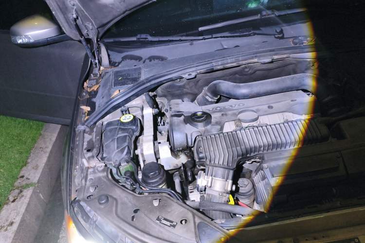 Used Volvo S80L 2009 2.5T Zhiya Edition Engine Bay Right