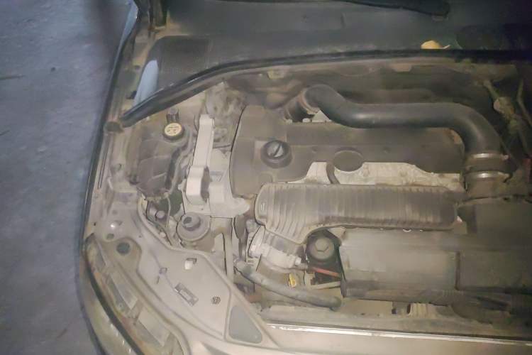 Used Volvo S80L 2009 2.5T ZhiShang Edition Engine Bay Right