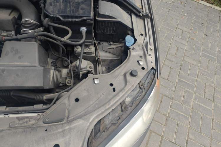 Used Volvo S80L 2009 2.5T Zhiya Edition Engine Bay Left