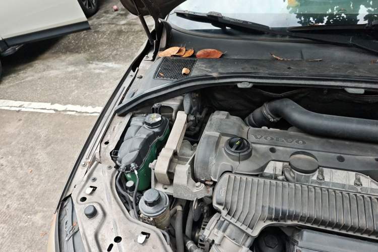 Used Volvo S80L 2009 2.5T ZhiShang Edition Engine Bay Right
