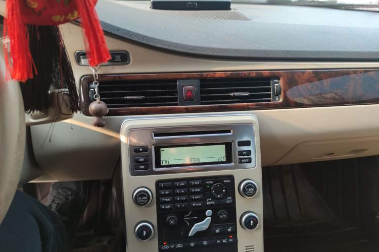 Used Volvo S80L 2010 3.0T AWD Prestige Edition Audio And AC Panel