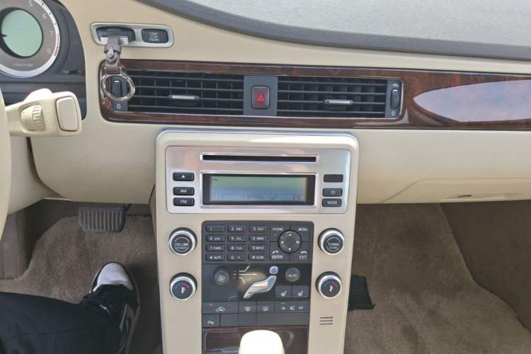 Used Volvo S80L 2010 2.5T ZhiZun Edition Audio And AC Panel