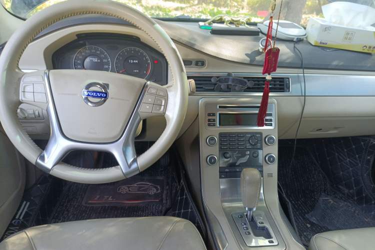 Used Volvo S80L 2010 2.5T Zhiya Edition Center Console