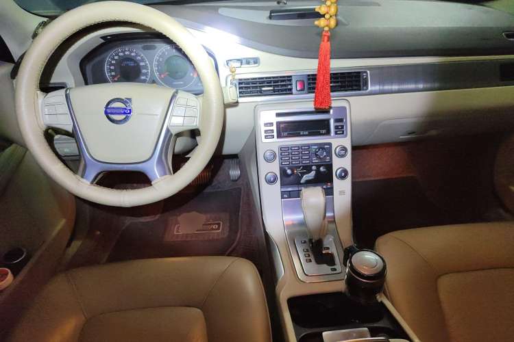 Used Volvo S80L 2010 2.5T Zhiya Edition Center Console
