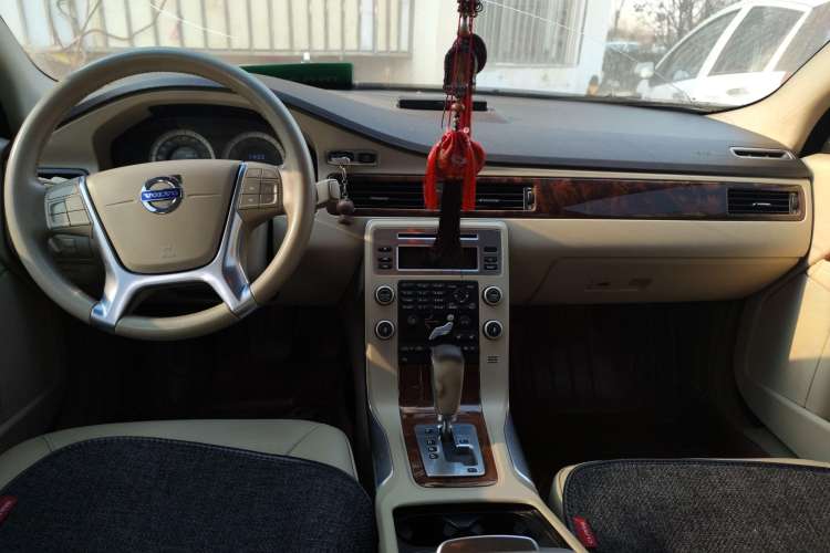 Used Volvo S80L 2010 3.0T AWD Prestige Edition Center Console