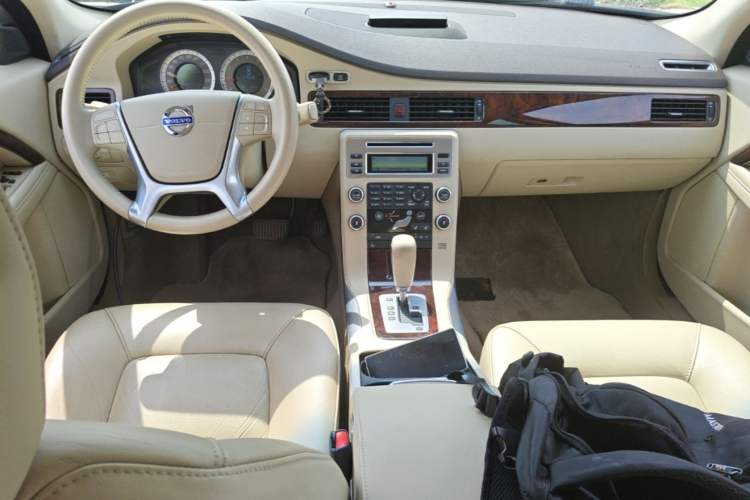Used Volvo S80L 2010 2.5T ZhiZun Edition Center Console