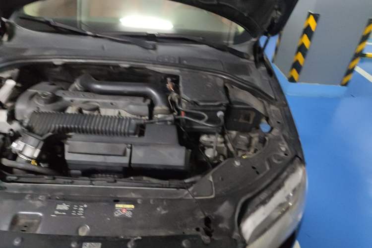 Used Volvo S80L 2010 2.5T Zhiya Edition Engine Bay Left