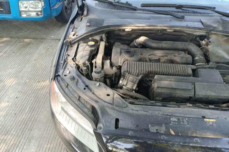 Used Volvo S80L 2010 2.5T Zhiya Edition Engine Bay Right