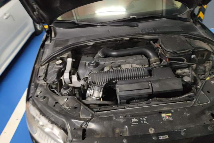 Used Volvo S80L 2010 2.5T Zhiya Edition Engine Bay Right
