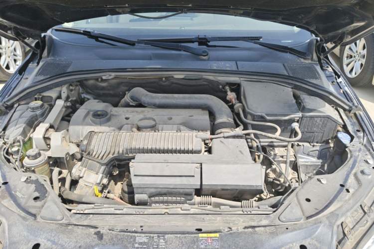 Used Volvo S80L 2010 2.5T ZhiZun Edition Engine Bay
