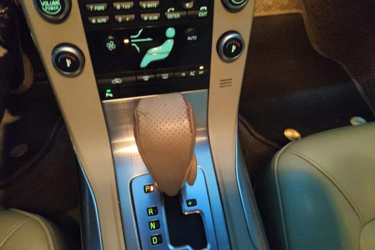 Used Volvo S80L 2010 2.5T Zhiya Edition Gear Lever