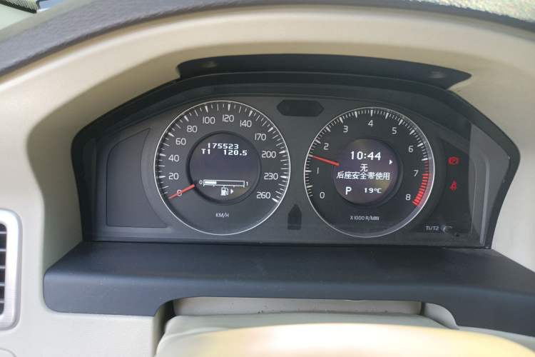 Used Volvo S80L 2010 2.5T Zhiya Edition Odometer Close Up