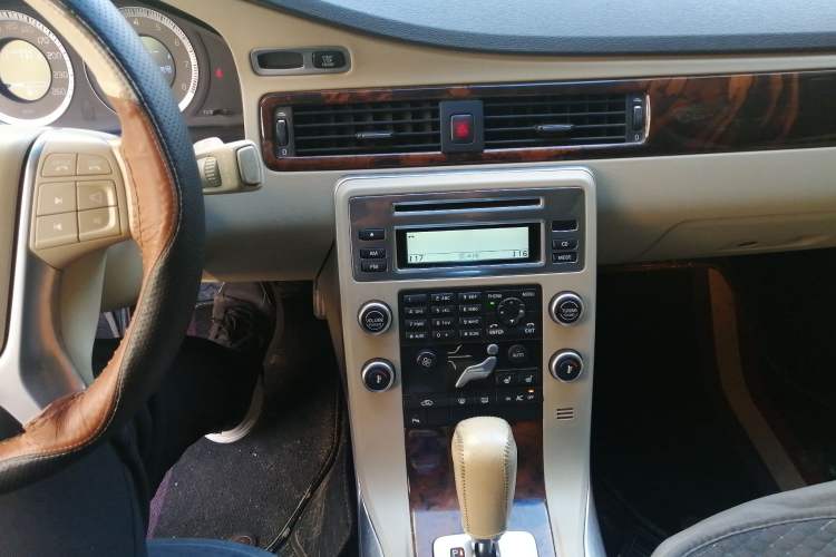 Used Volvo S80L 2010 2.5T Zhiya Edition Audio And AC Panel