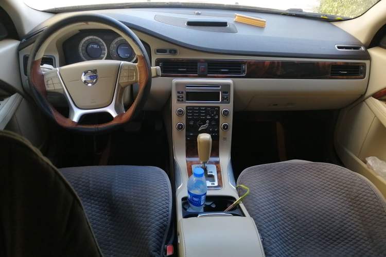 Used Volvo S80L 2010 2.5T Zhiya Edition Center Console