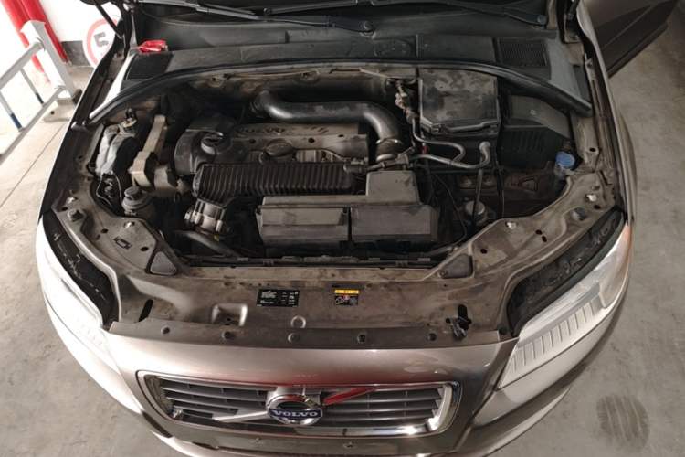 Used Volvo S80L 2010 2.5T Zhiya Edition Engine Bay