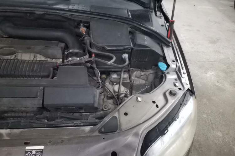 Used Volvo S80L 2010 2.5T Zhiya Edition Engine Bay Left