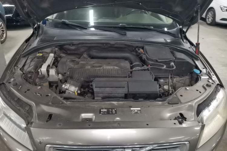 Used Volvo S80L 2010 2.5T Zhiya Edition Engine Bay