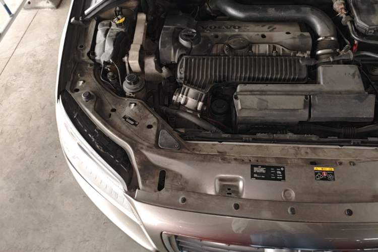 Used Volvo S80L 2010 2.5T Zhiya Edition Engine Bay Right