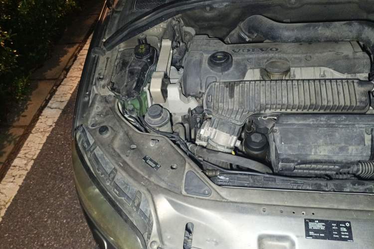 Used Volvo S80L 2010 2.5T ZhiZun Edition Engine Bay Right