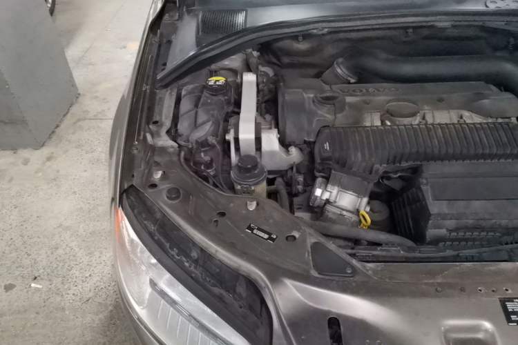 Used Volvo S80L 2010 2.5T Zhiya Edition Engine Bay Right
