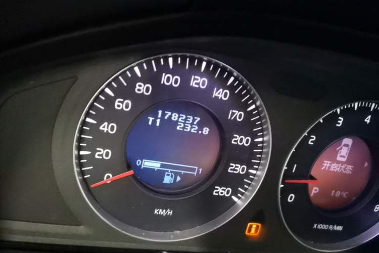 Used Volvo S80L 2010 2.5T Zhiya Edition Odometer Close Up