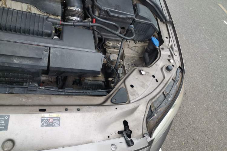 Used Volvo S80L 2010 2.5T ZhiShang Edition Engine Bay Left